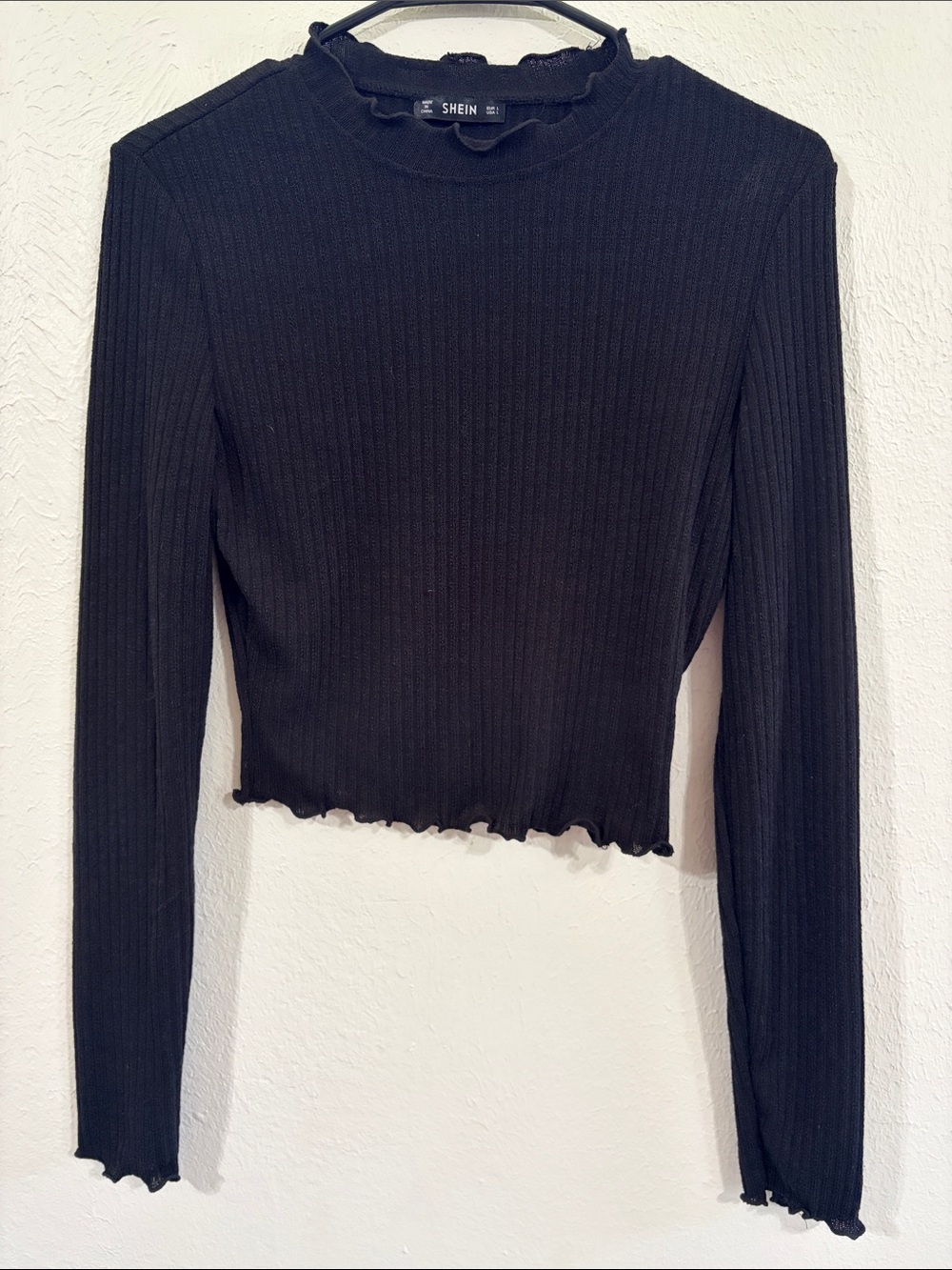 SHEIN Black Ribbed Lettuce-Edge Long Sleeve Crop Top